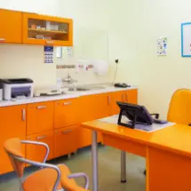 Wnętrze gabinetu lekarskiego - biurko