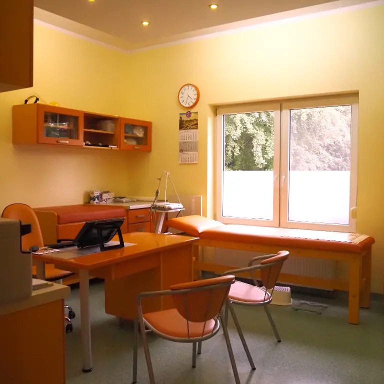 Wnętrze gabinetu lekarskiego - kozetka